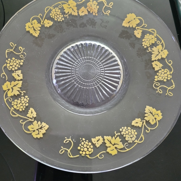 Vintage Anchor Hocking dessert plates with yellow vineyard pattern - Picture 3 of 10